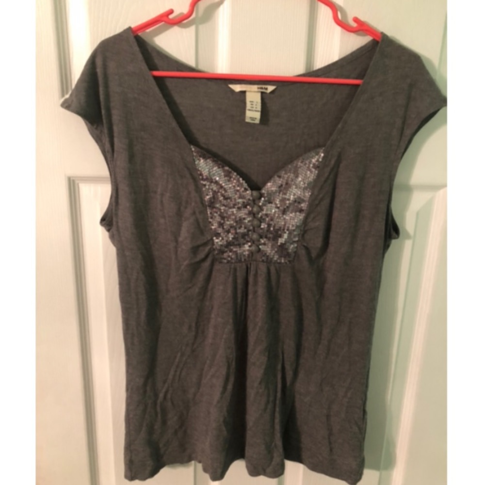 Short sleeved top with sequin detail